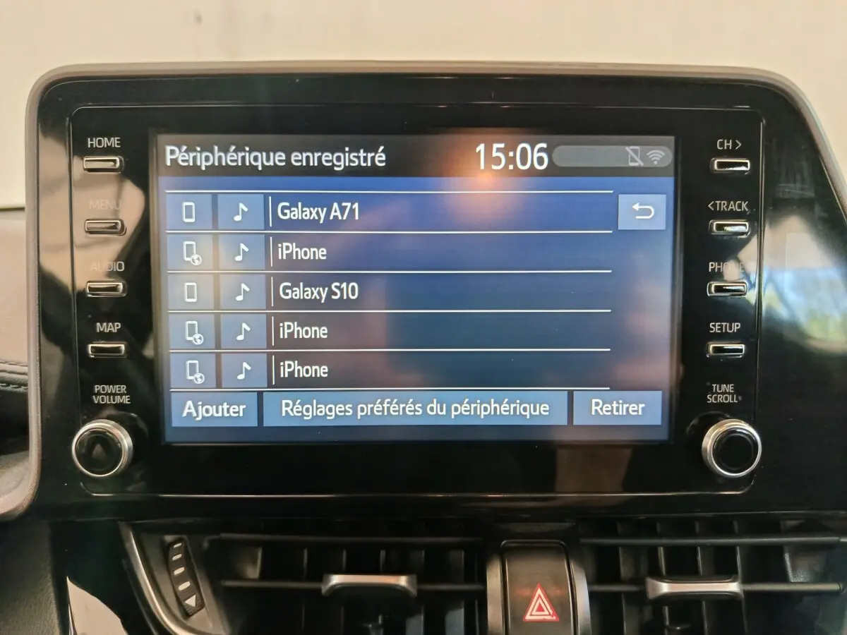 Écran tactile central affichant la liste des périphériques Bluetooth dans l’habitacle du Toyota C-HR gris clair.