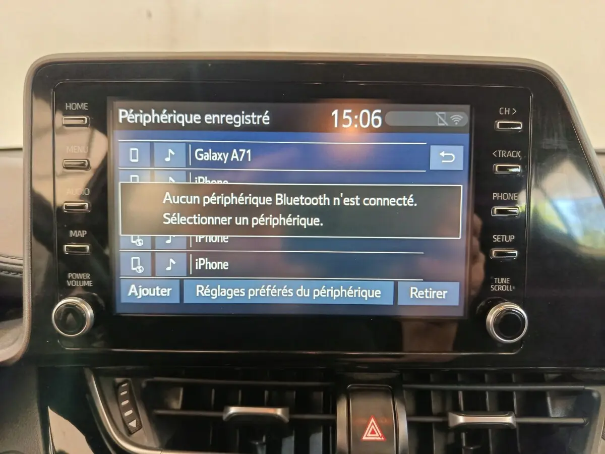 Écran tactile central du Toyota C-HR gris clair, affichant le menu Bluetooth sans connexion active.