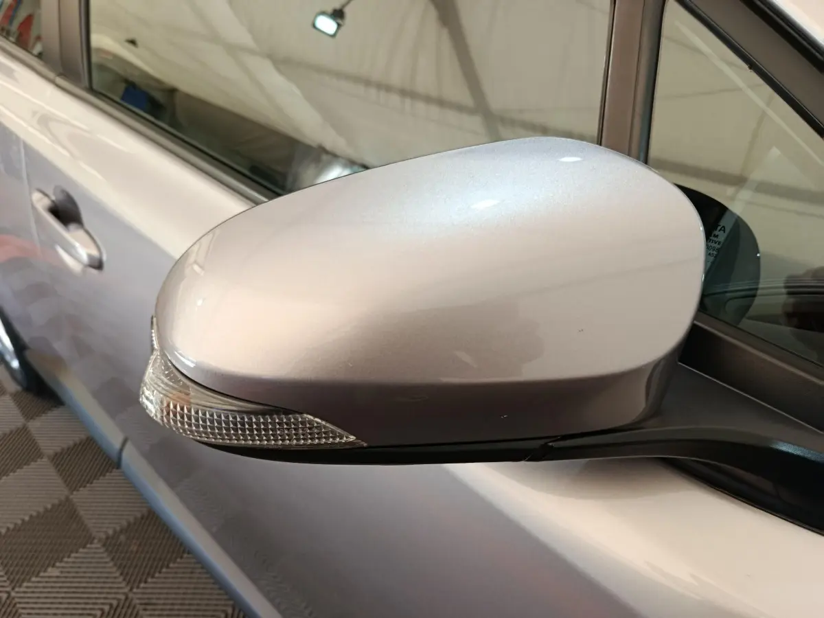 Rétroviseur côté gauche gris clair du Toyota C-HR 2.0 Hybride 184, avec clignotant intégré, vue rapprochée.