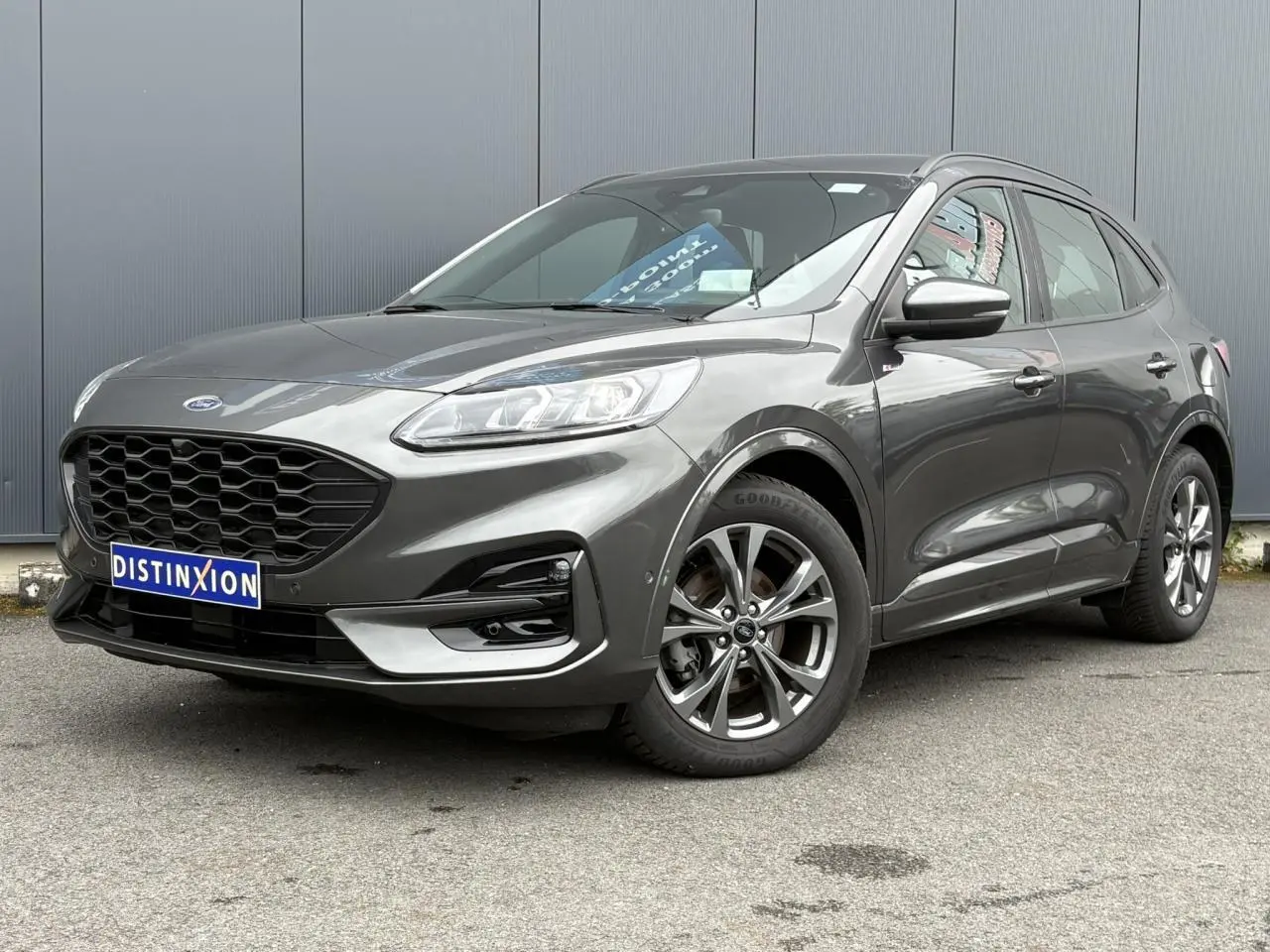 Ford Kuga 2.0 EcoBlue 120 BVA ST-Line gris graphite, vue 3/4 avant avec jantes alliage et calandre noire.