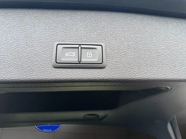 Gros plan sur les boutons d'ouverture et de verrouillage du hayon motorisé de l'Audi Q2 noir mito.