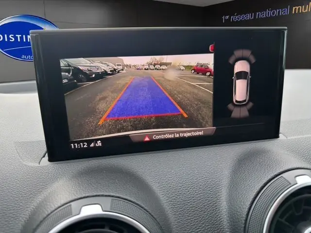 Affichage de la caméra de recul et du système d'aide au stationnement dans l'Audi Q2 noir mito, vue intérieure du tableau de bord.