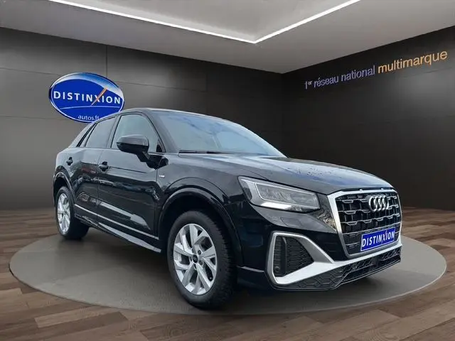 Audi Q2 noir mito vue 3/4 avant droit, avec calandre chromée et jantes alliage 17 pouces cinq branches.