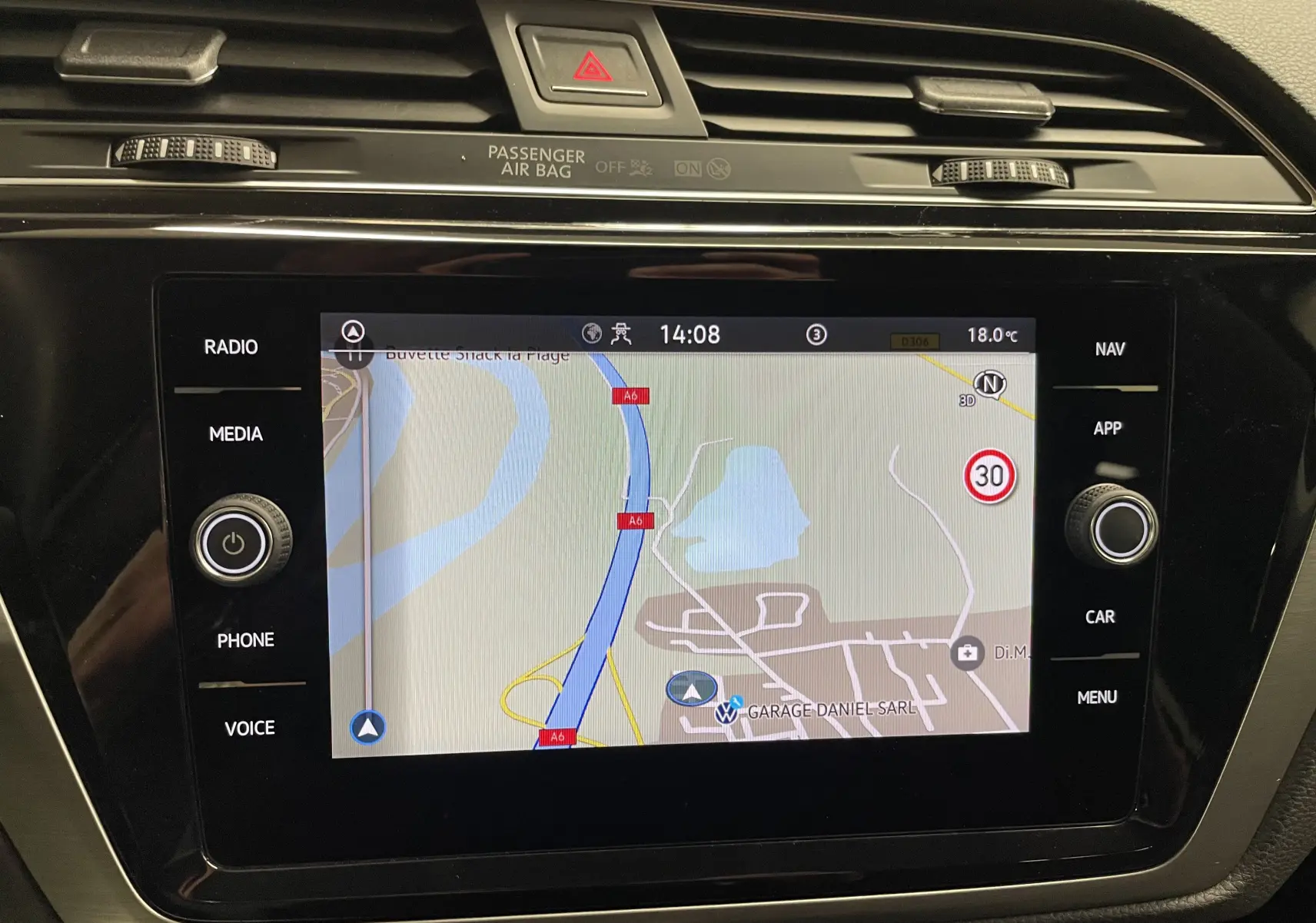 Écran tactile central du Volkswagen Touran 2024 affichant la navigation, entouré de commandes radio et média.