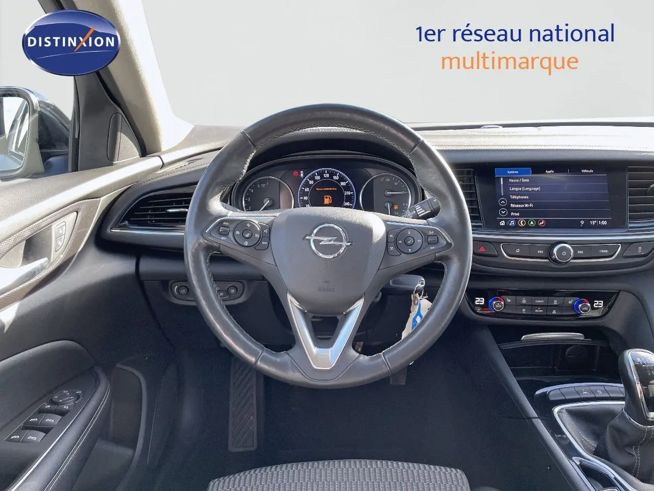 Intérieur d'Opel Insignia 2021 gris minéral, vue frontale sur le volant cuir et tableau de bord avec écran tactile.