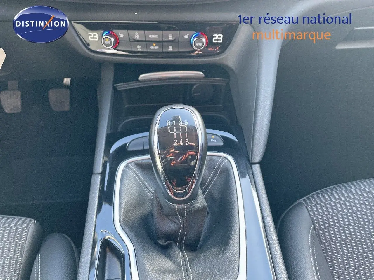 Le levier de vitesses manuel de l'Opel Insignia 2.0D gris minéral, avec console centrale et climatisation digitale visible.