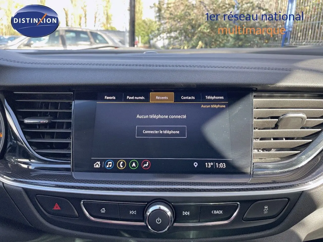 Tableau de bord de l'Opel Insignia gris minéral, affichage central tactile avec menu téléphone et commandes intégrées.