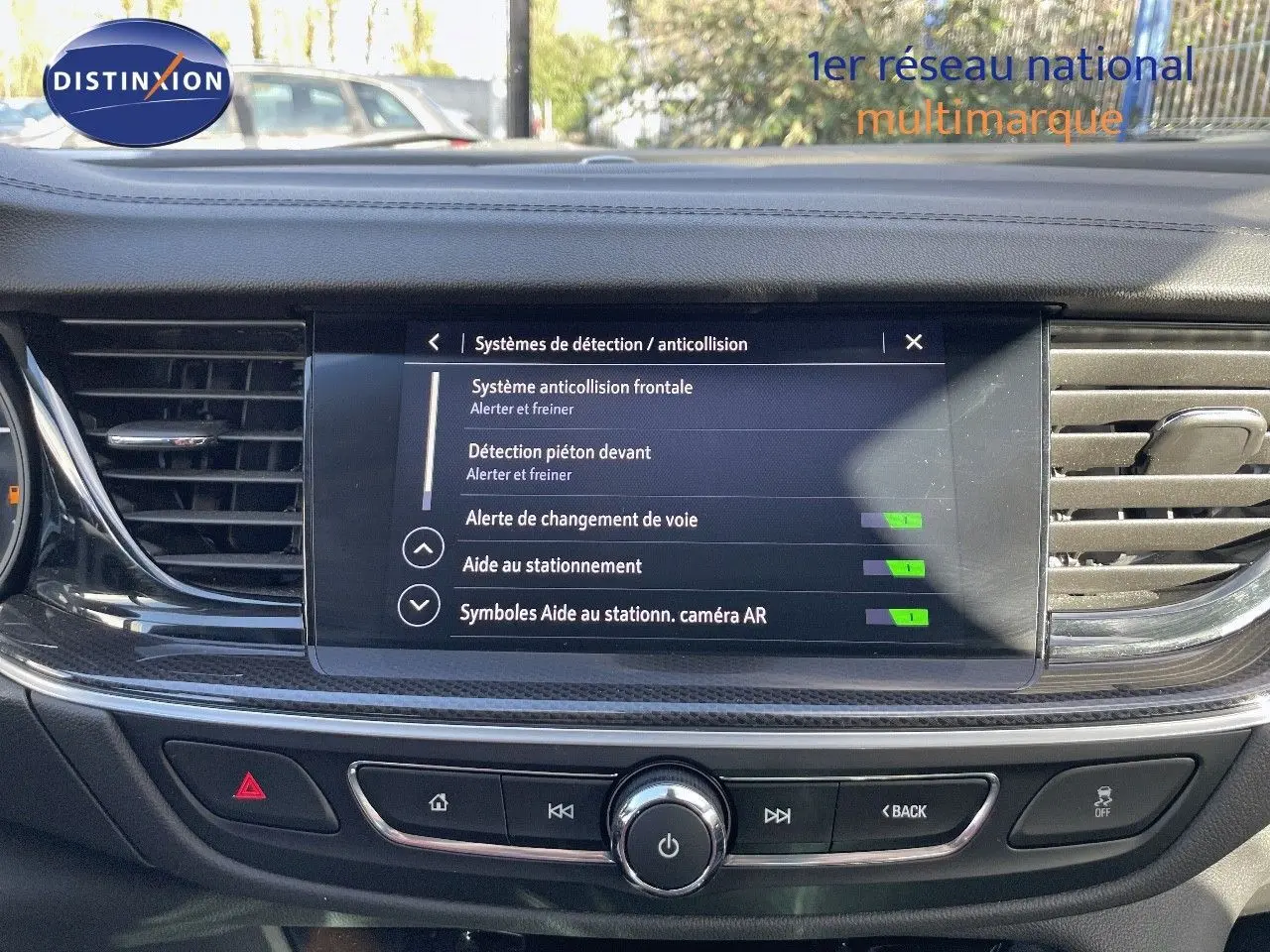 Écran central affichant les options d'aide à la conduite dans l'habitacle gris d'une Opel Insignia 2021.