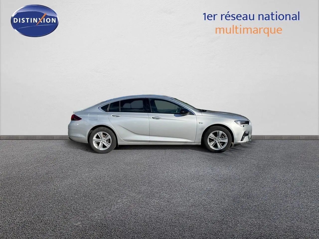 Opel Insignia 2021 gris minéral métal vue profil côté gauche sur fond neutre avec jantes alliage.