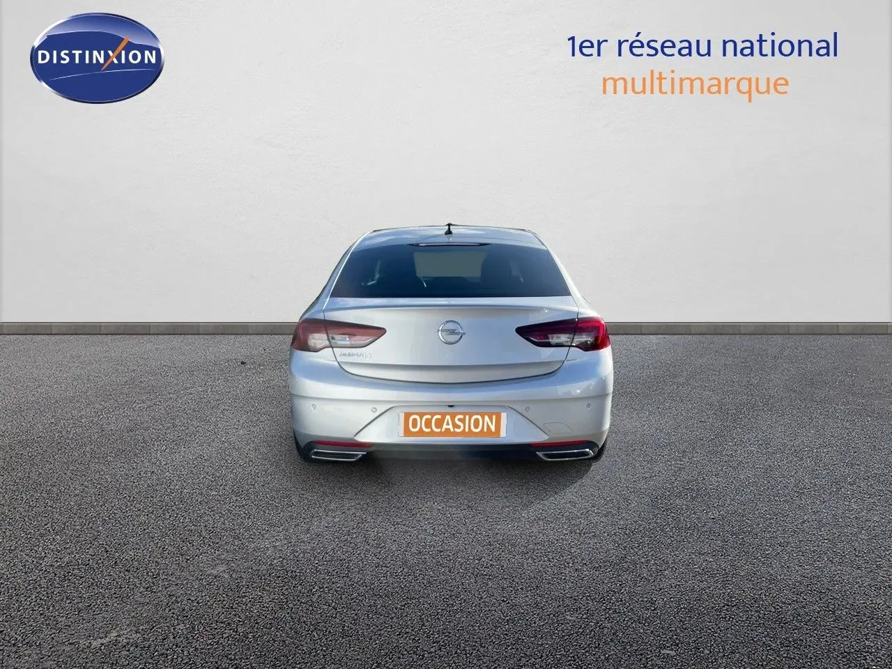 Vue arrière d'une Opel Insignia gris minéral métal de 2021 avec feux LED et double sortie d'échappement visible.