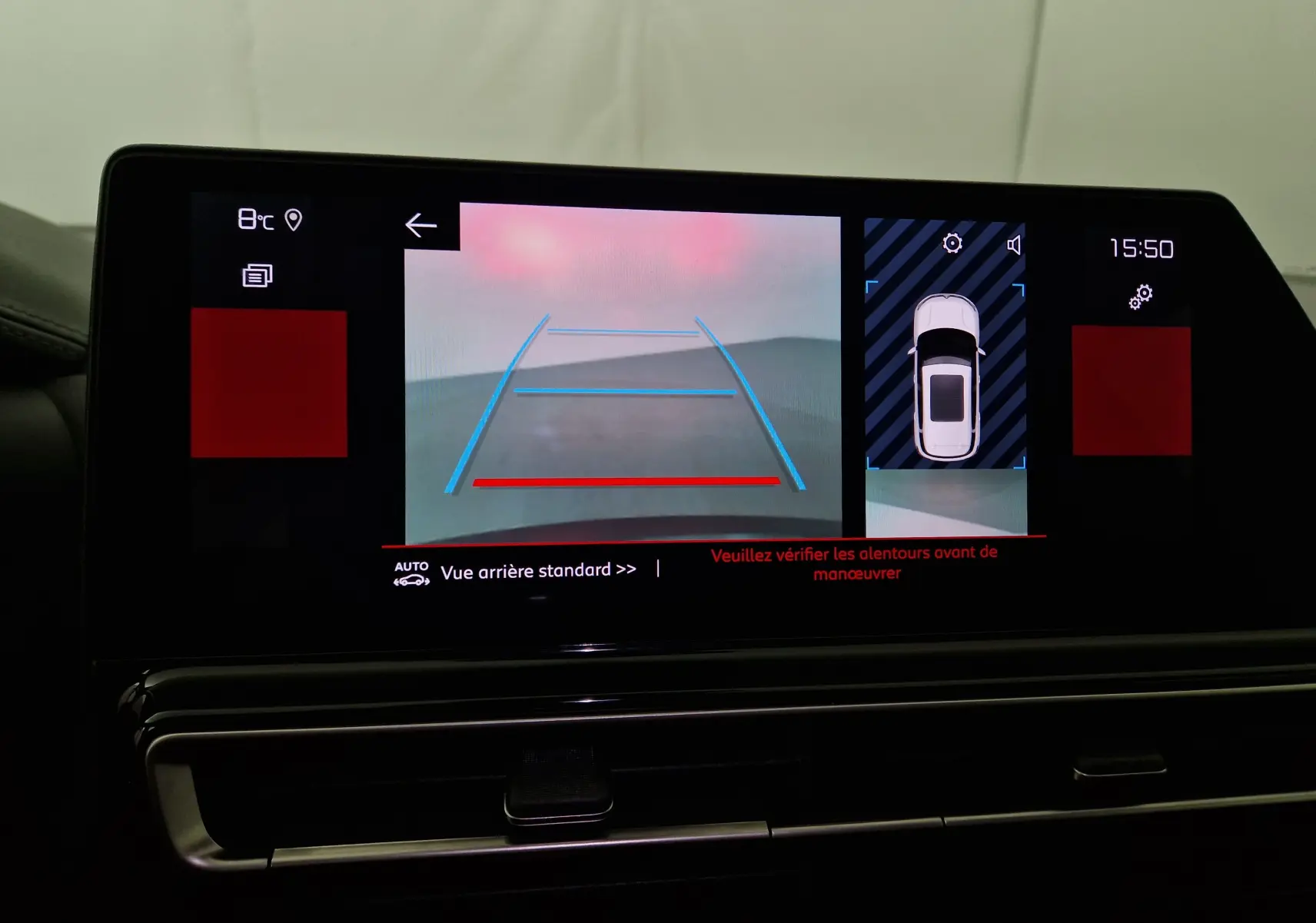 Écran central du Citroën C5 Aircross noir 2024 montrant la caméra de recul avec guidage et vue 360° du véhicule.