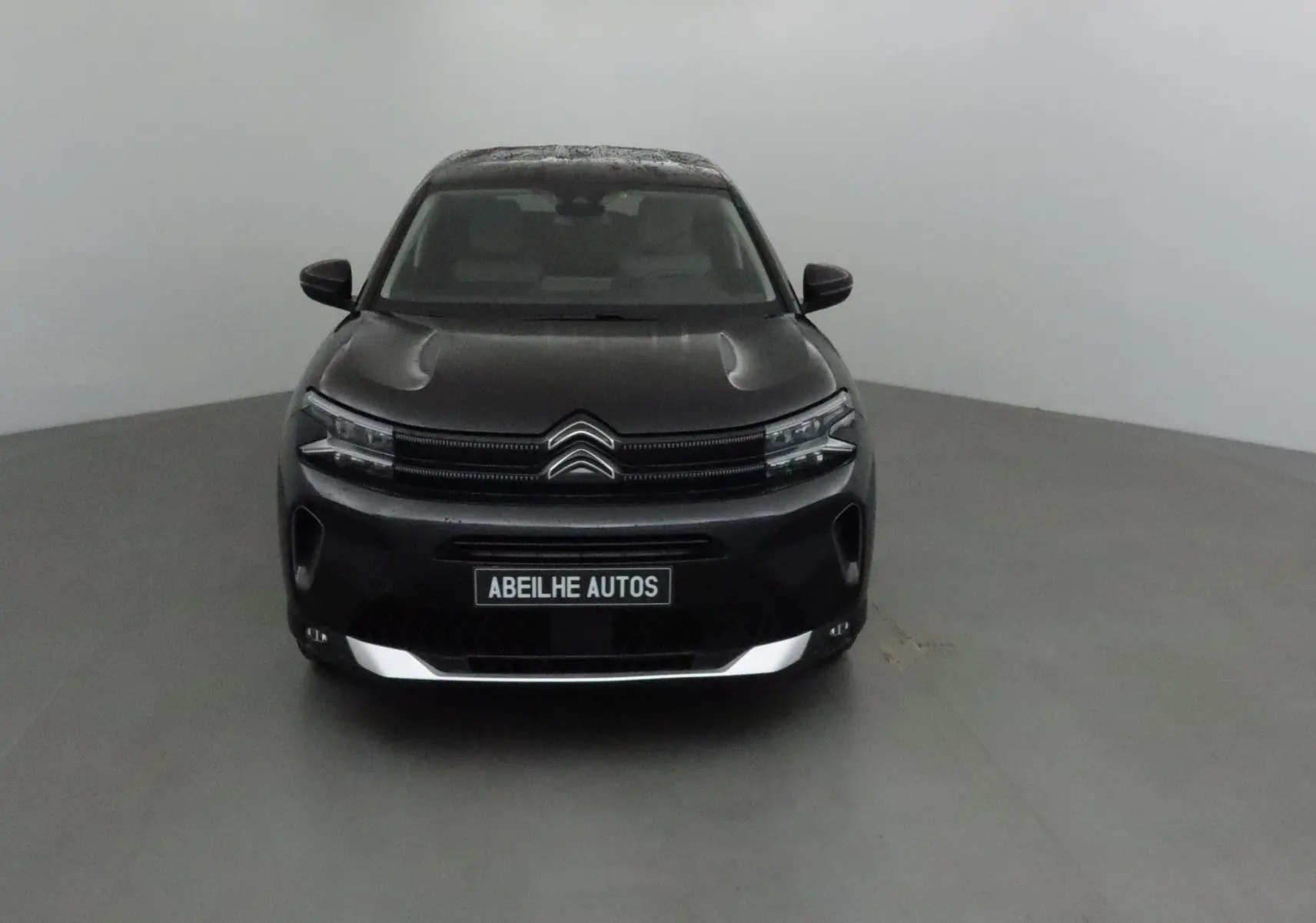 Vue frontale d'un Citroën C5 Aircross noir 2024 avec calandre distinctive et plaque Abeilhe Autos visible.