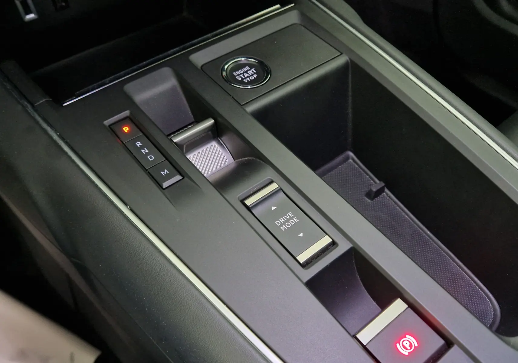 Gros plan sur la console centrale noire du Citroën C5 Aircross 2024 avec bouton start, levier de vitesses et commande drive mode.