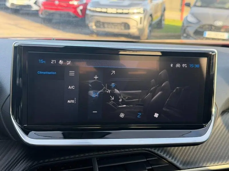 Écran tactile central du Peugeot 2008 2024 affichant les réglages de climatisation intérieure.