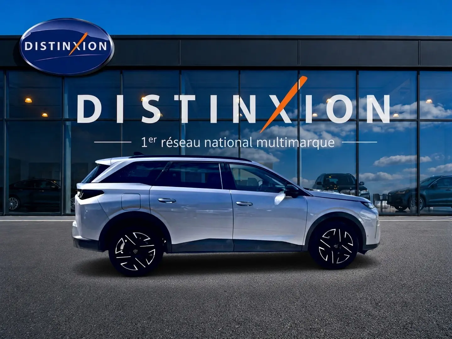 Profil droit du Peugeot 5008 Hybrid 145 allure e-dcs6 gris artense, avec jantes alu et vitres surteintées.