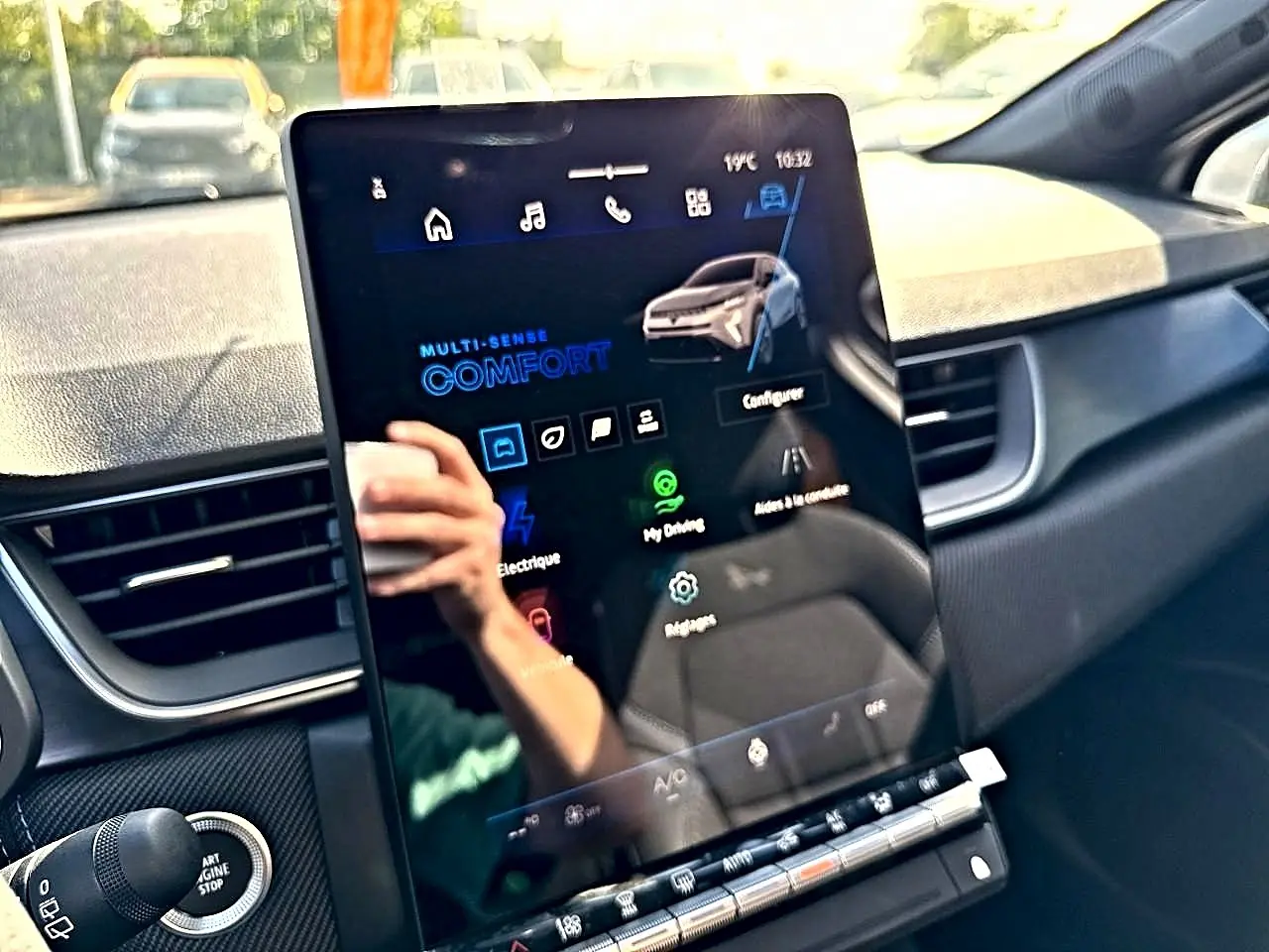 Vue intérieure centrée sur l'écran tactile du tableau de bord du Renault Symbioz 2026, affichant le mode confort.