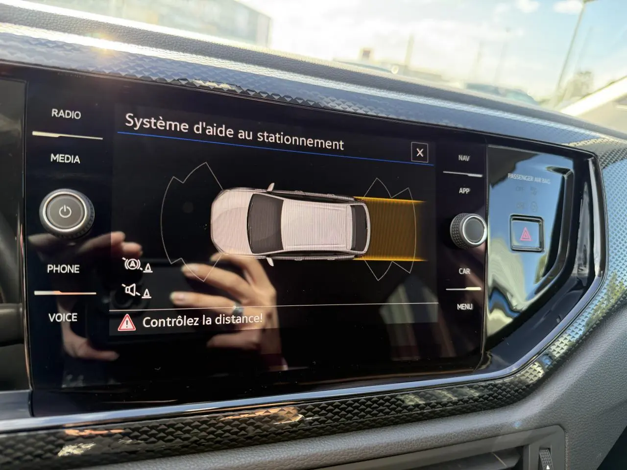 Écran tactile du système d'aide au stationnement dans l'habitacle du Volkswagen Taigo 2024, finition Life.