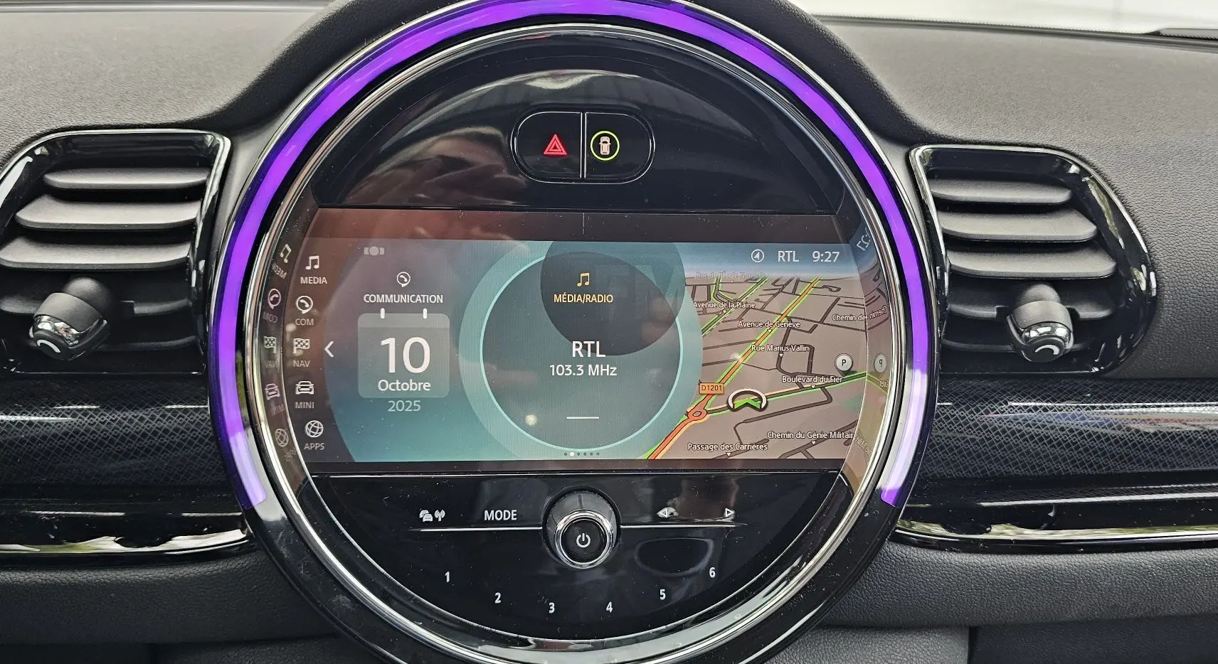 Tableau de bord de MINI Cooper S Clubman 2022 avec écran central rond affichant navigation et radio, ambiance lumineuse violette.