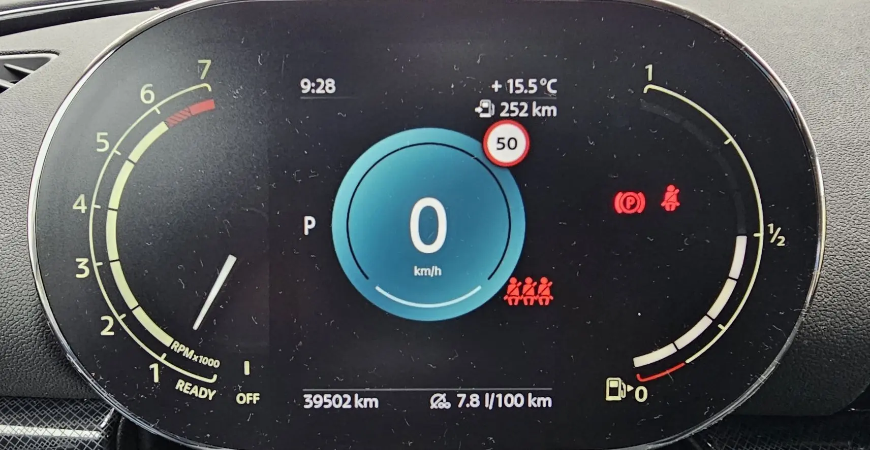 Tableau de bord numérique de MINI Cooper S Clubman grise, affichant vitesse zéro, 39 502 km et jauge essence vide.
