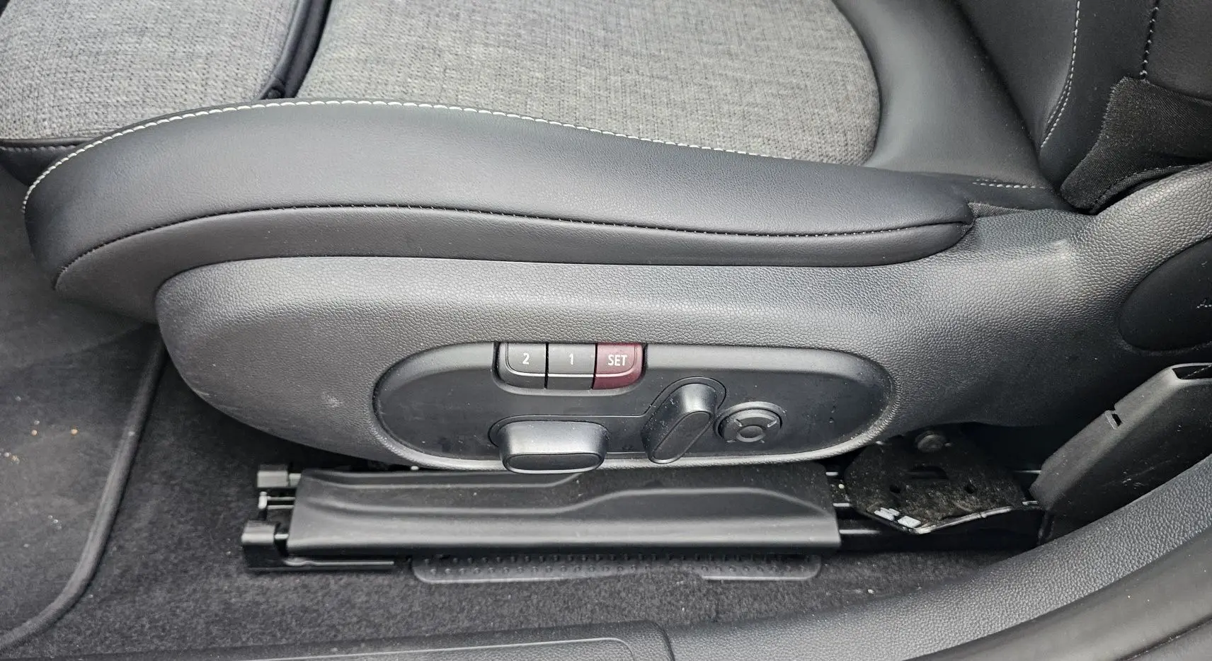 Réglages électriques du siège conducteur en cuir et tissu gris dans une MINI Cooper S Clubman 2022.