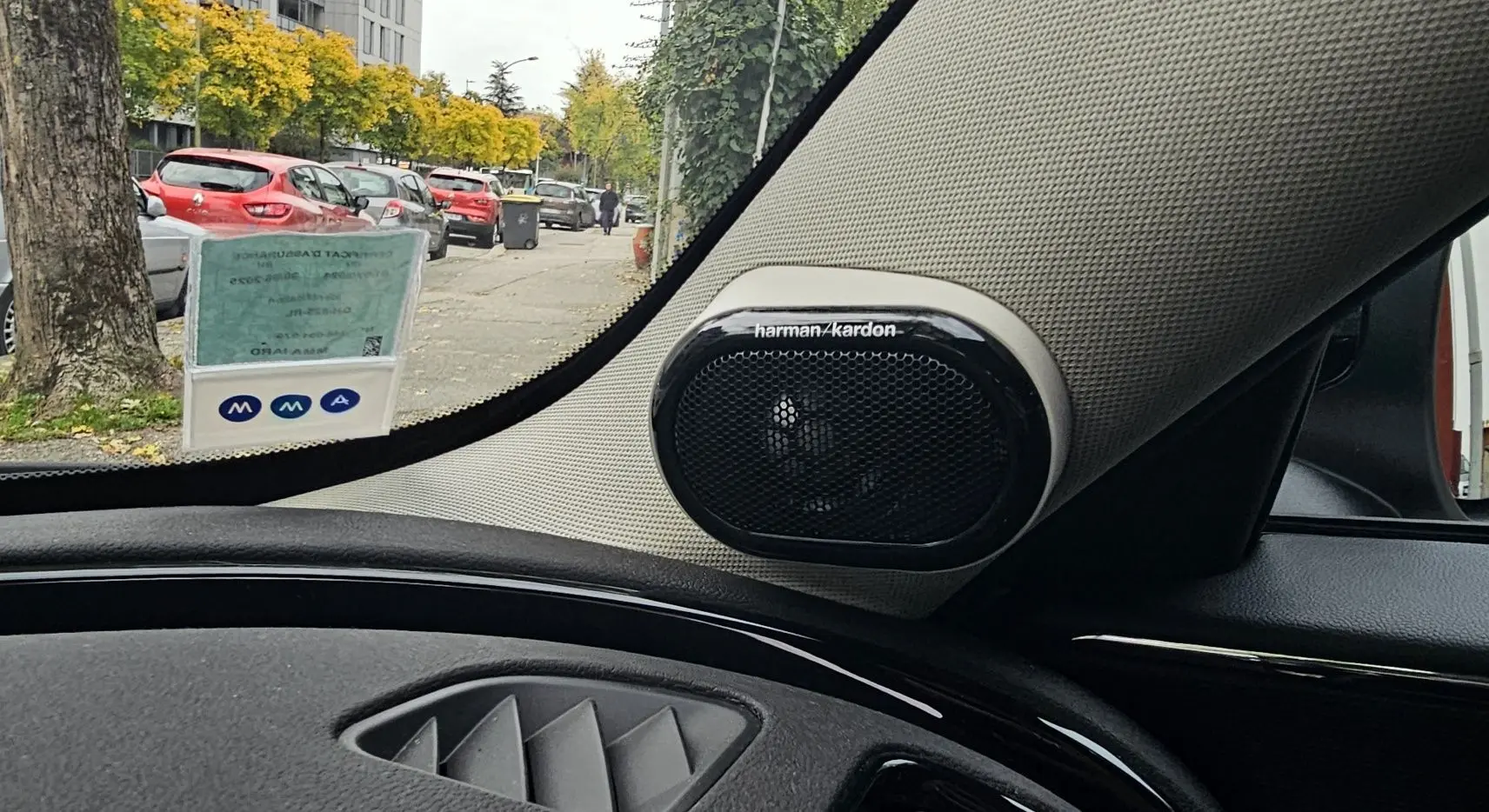 Gros plan sur le haut-parleur harman/kardon côté gauche du tableau de bord d'une MINI Clubman grise, vue intérieure.