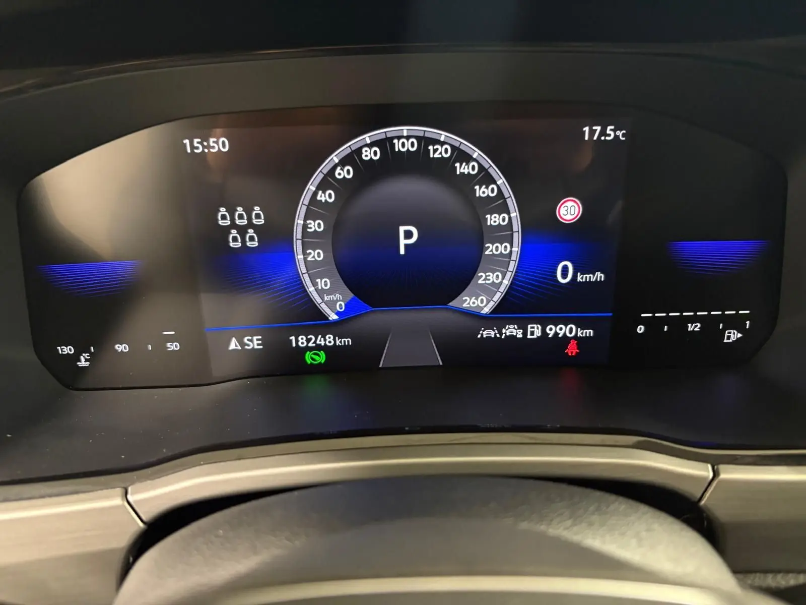 Affichage numérique du tableau de bord du Volkswagen Touran 2024, avec vitesse à 0 km/h et température extérieure à 17,5°C.