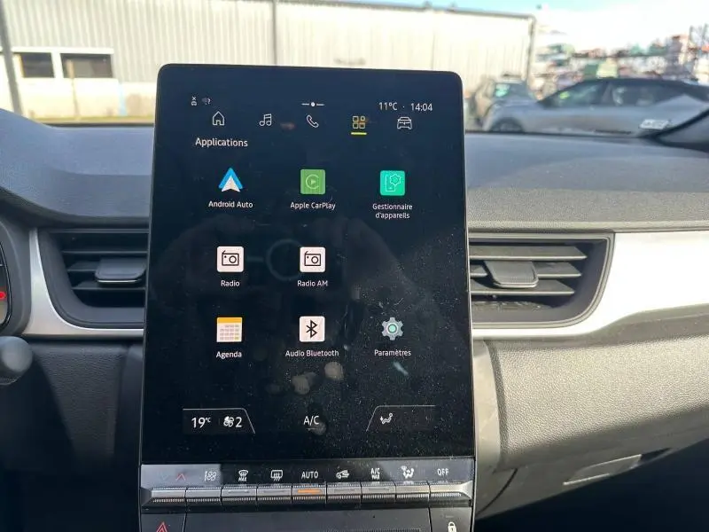Écran tactile central du tableau de bord du Renault Captur 2025 affichant les applications Android Auto et Apple CarPlay.