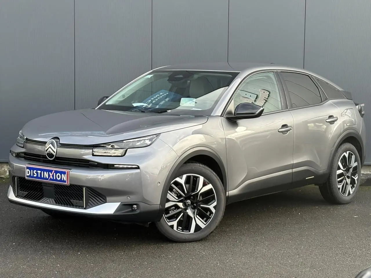 Citroën C4 Hybrid gris Mercury en 3/4 avant droit avec jantes alliage diamantées et rétroviseurs noirs.
