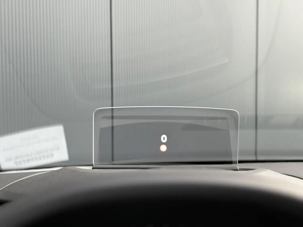 Affichage tête haute numérique montrant la vitesse 0 sur le tableau de bord d'une Citroën C4 Hybrid gris Mercury.