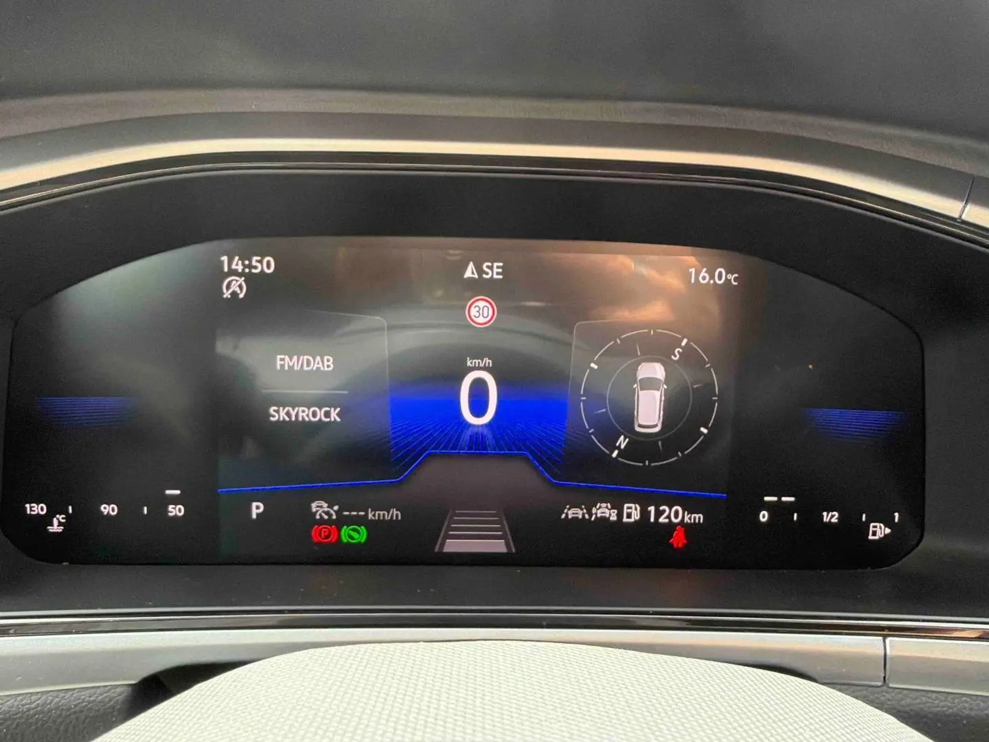 Affichage numérique du tableau de bord du Volkswagen T-Roc 2025, montrant la vitesse à 0 km/h et la radio Skyrock.