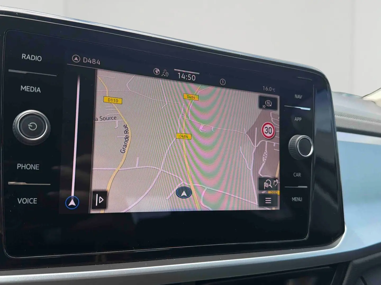 Écran tactile central du Volkswagen T-Roc 2025 affichant la navigation avec carte et signalisation routière.