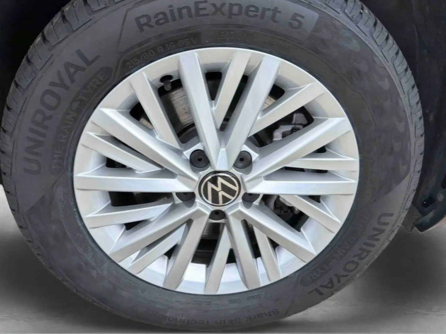 Gros plan sur la jante alliage 16'' Chester argentée du Volkswagen T-Roc noir, mettant en valeur le logo VW central.