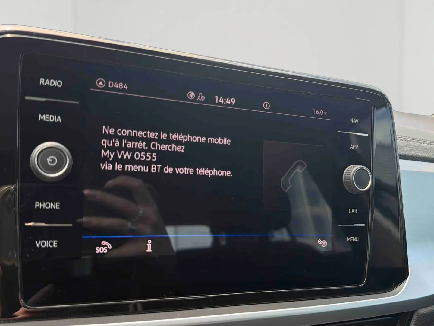 Écran tactile central du Volkswagen T-Roc 2025 affichant un message de connexion Bluetooth, intérieur noir.