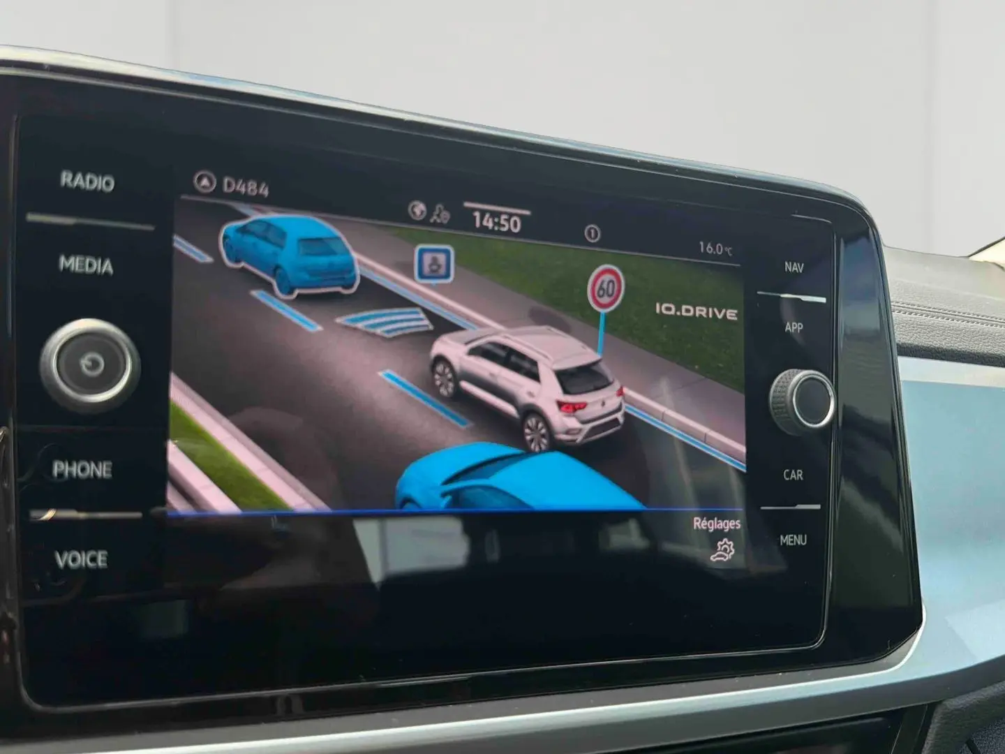 Écran tactile intérieur montrant l'assistant de conduite IQ.DRIVE du Volkswagen T-Roc 2025 en vue de navigation.