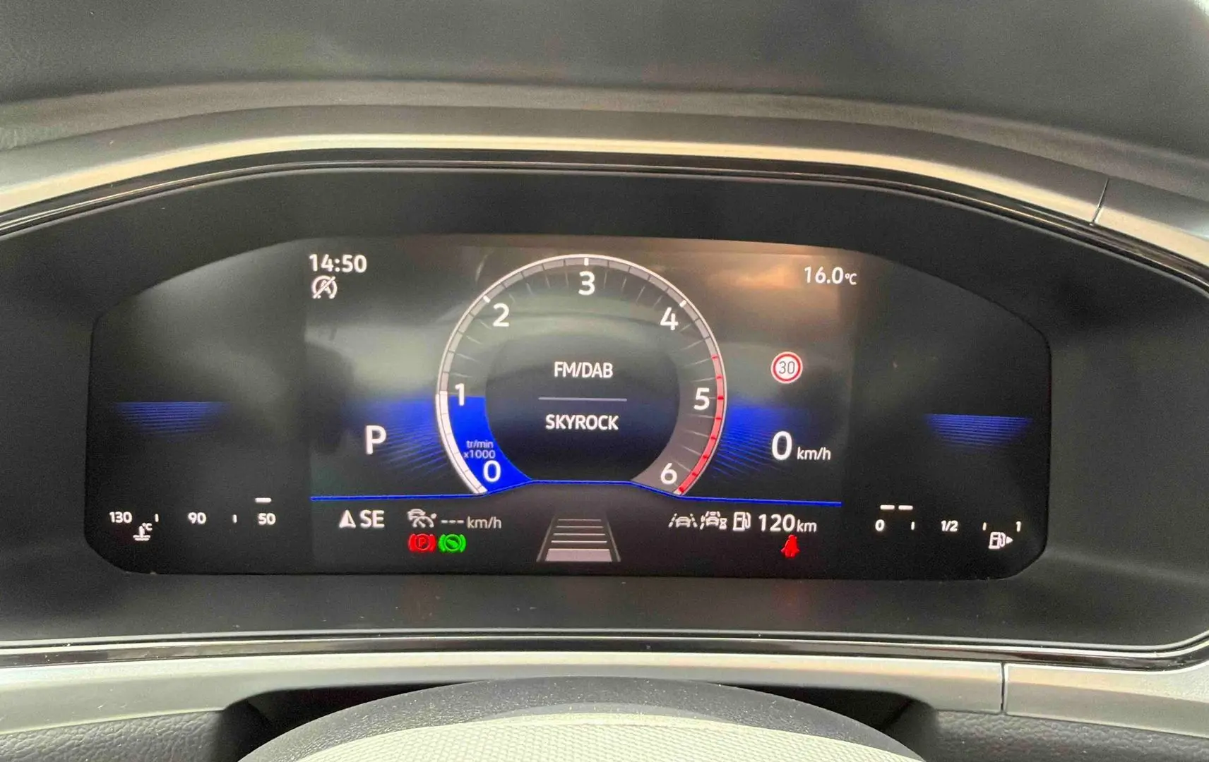 Tableau de bord numérique du Volkswagen T-Roc 2025, affichage central avec compte-tours et vitesse à 0 km/h.