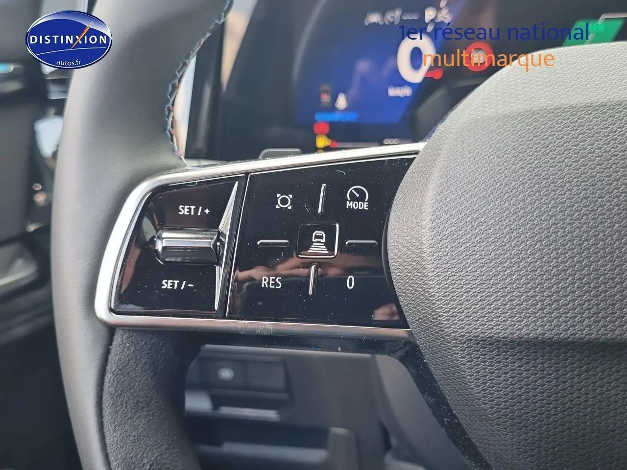 Gros plan sur les commandes au volant côté gauche du Renault Austral Bleu Iron 2025 hybride full hybrid 200 techno esprit alpine