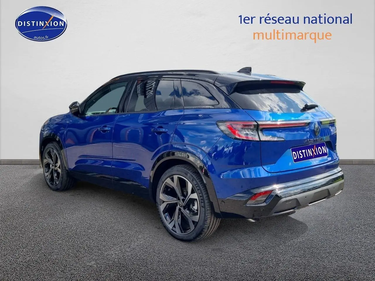 Vue 3/4 arrière droite du Renault Austral 2025 bleu iron avec jantes alu et toit noir brillant