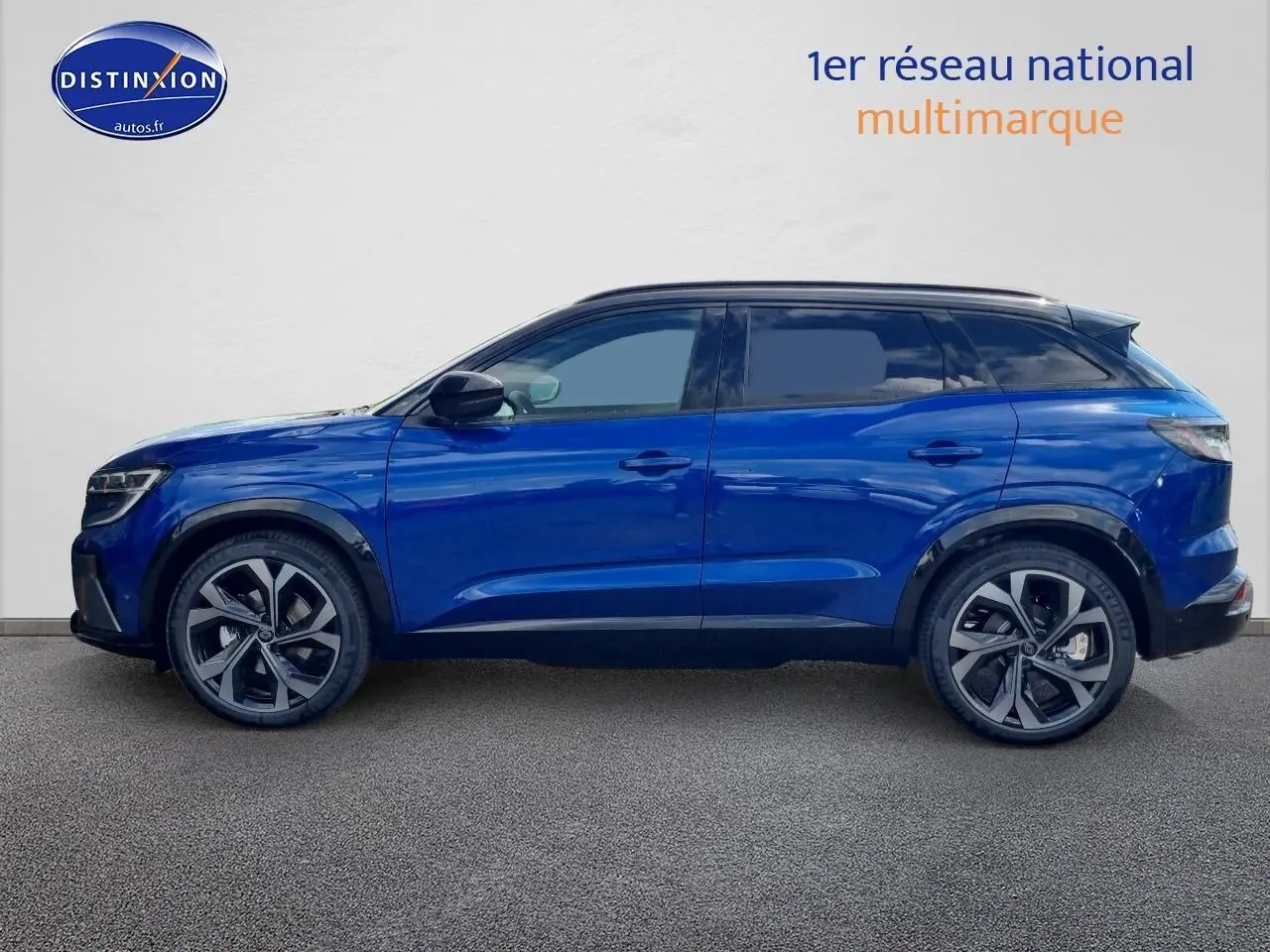 Profil côté gauche d'un Renault Austral 2025 bleu iron avec jantes alliage et toit noir contrasté.