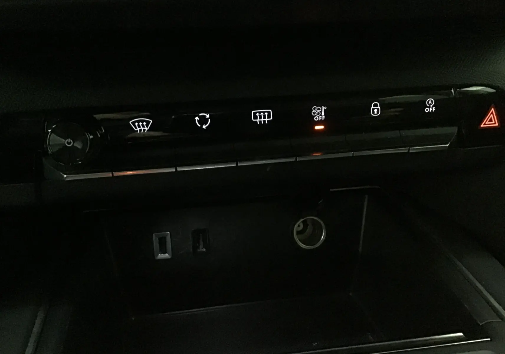 Vue rapprochée de la console centrale du Citroën C5 Aircross 2024, montrant les commandes climatisation et ports USB.