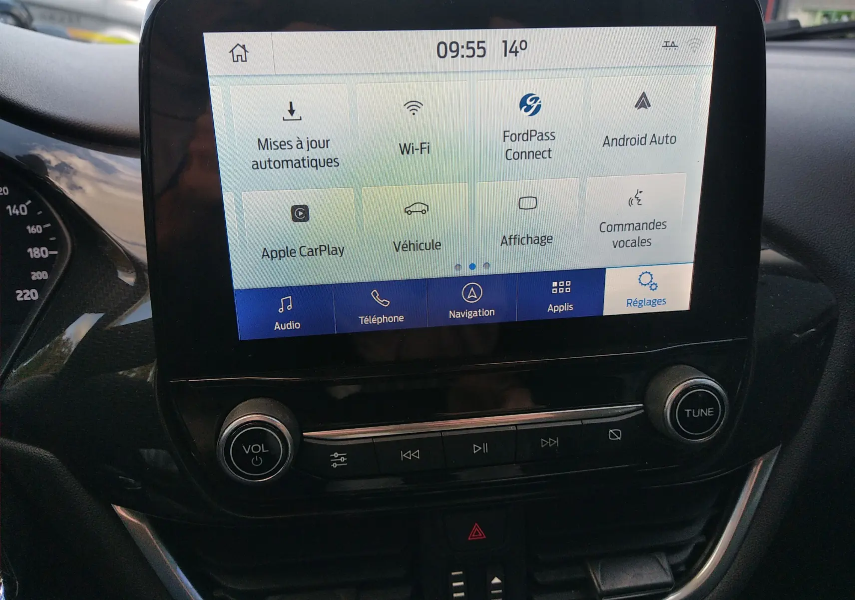 Écran tactile central du Ford Puma blanc 2021 affichant les options connectées et multimédia dans l'habitacle noir.