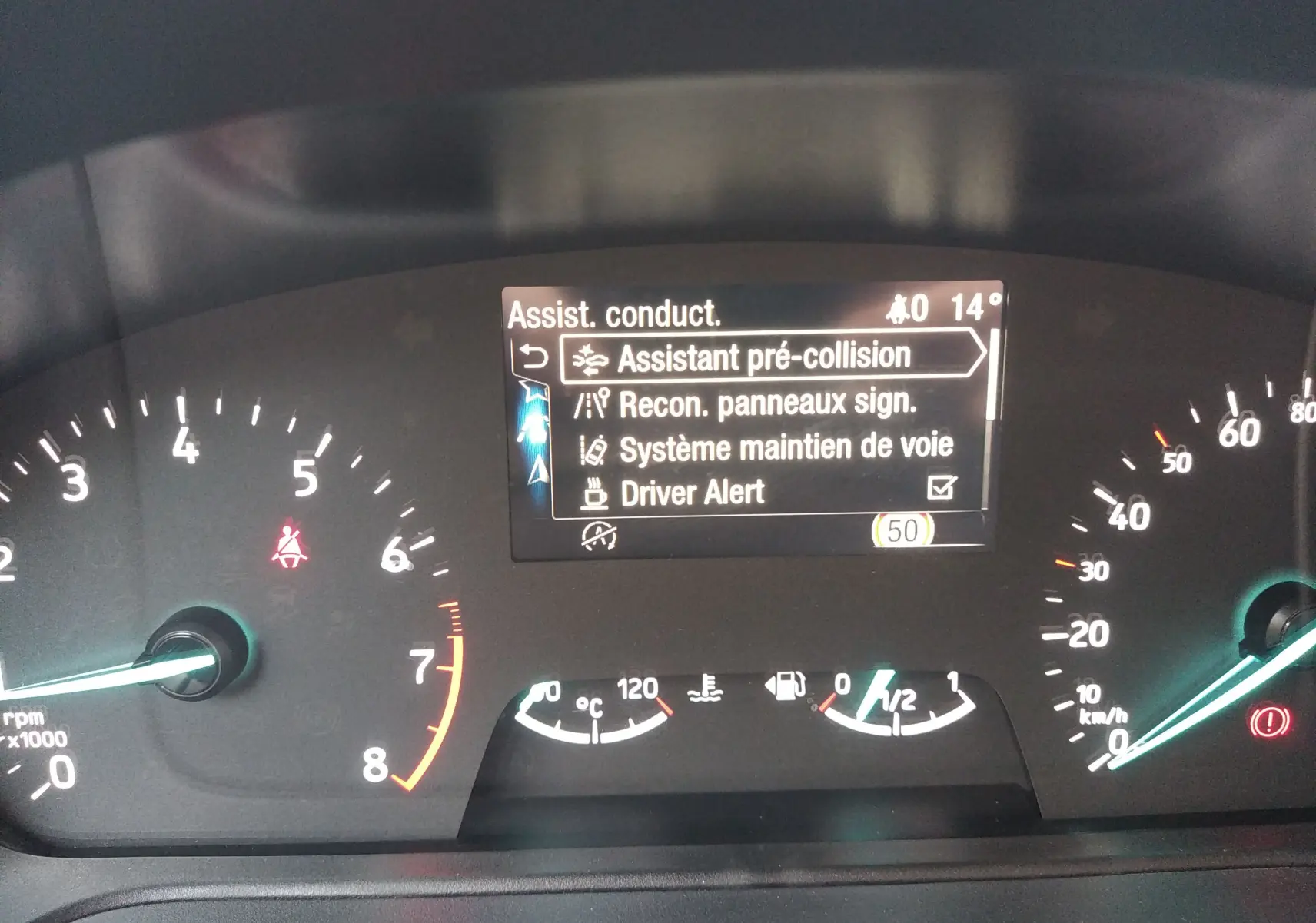 Tableau de bord du Ford Puma 2021 montrant les assistances à la conduite et les compteurs en veille.