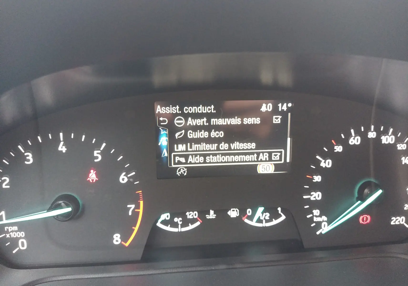 Tableau de bord du Ford Puma blanc 2021, affichant les compteurs et l'écran central des aides à la conduite.