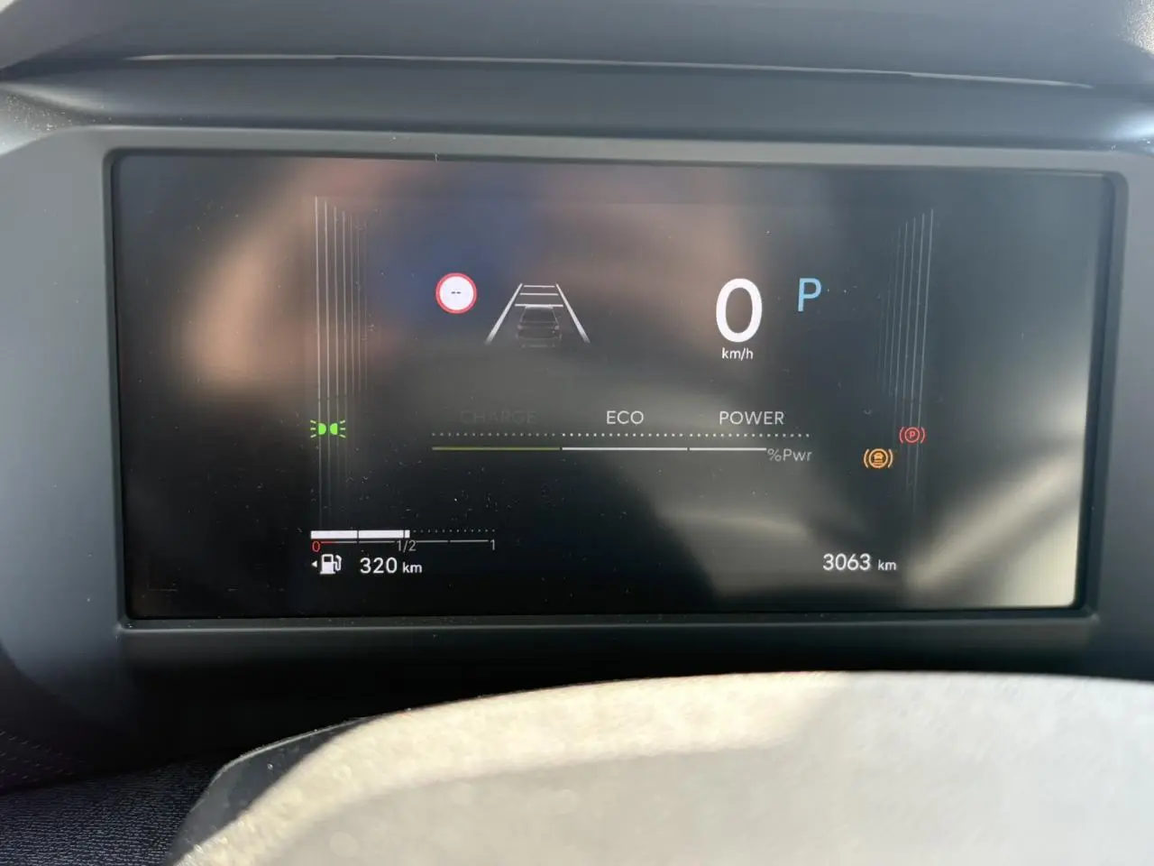 Compteur numérique TFT 7 pouces de la Citroën C4 Hybrid blanc Okénite, affichant vitesse et autonomie.