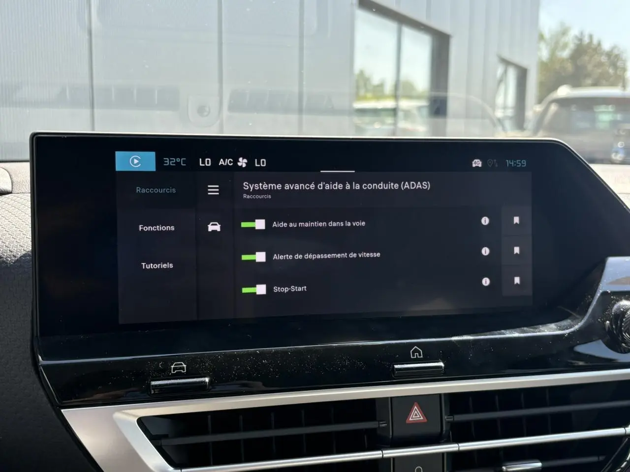 Vue intérieure du tableau de bord de la Citroën C4 Hybrid 2025 avec écran tactile affichant les aides à la conduite.