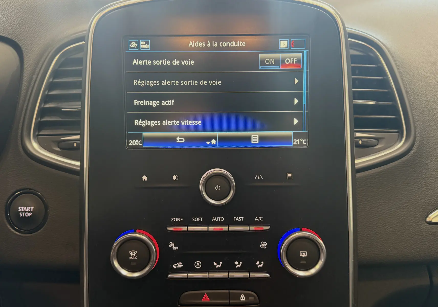 Vue rapprochée du tableau de bord du Renault Grand Scenic IV Business avec écran tactile affichant les aides à la conduite.