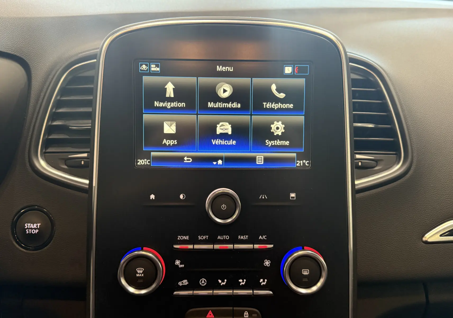 Écran tactile central du tableau de bord du Renault Grand Scenic IV Business avec commandes climatisation et bouton start/stop.