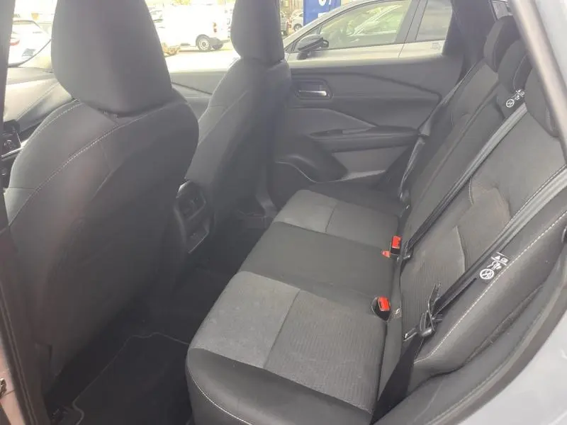 Vue intérieure côté droit de la banquette arrière tissu noir et gris du Nissan Qashqai 1.3 Mild Hybrid 2022.