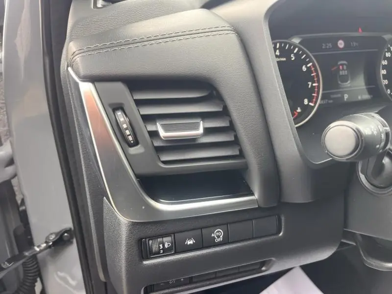 Détail de la grille d’aération et des commandes côté gauche du tableau de bord gris du Nissan Qashqai 1.3 Mild Hybrid 2022.