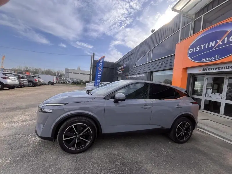 Vue de profil droit du Nissan Qashqai 1.3 Mild Hybrid gris argile avec toit noir et jantes alliage noires.