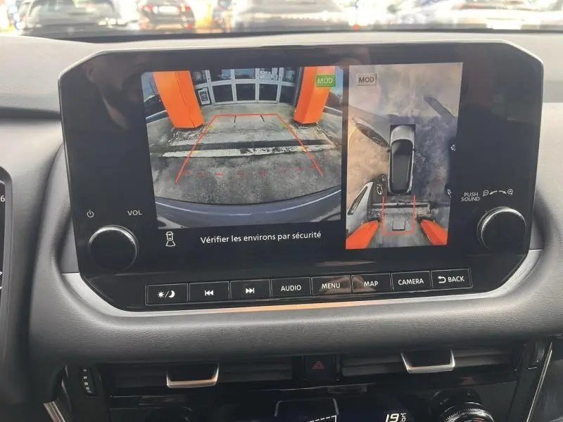 Écran tactile intérieur du Nissan Qashqai 2022 montrant la caméra de recul et la vue panoramique 360° en stationnement.